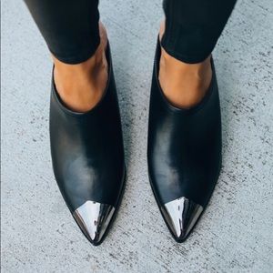 STEELE FAUX LEATHER HEELED MULE - BLACK